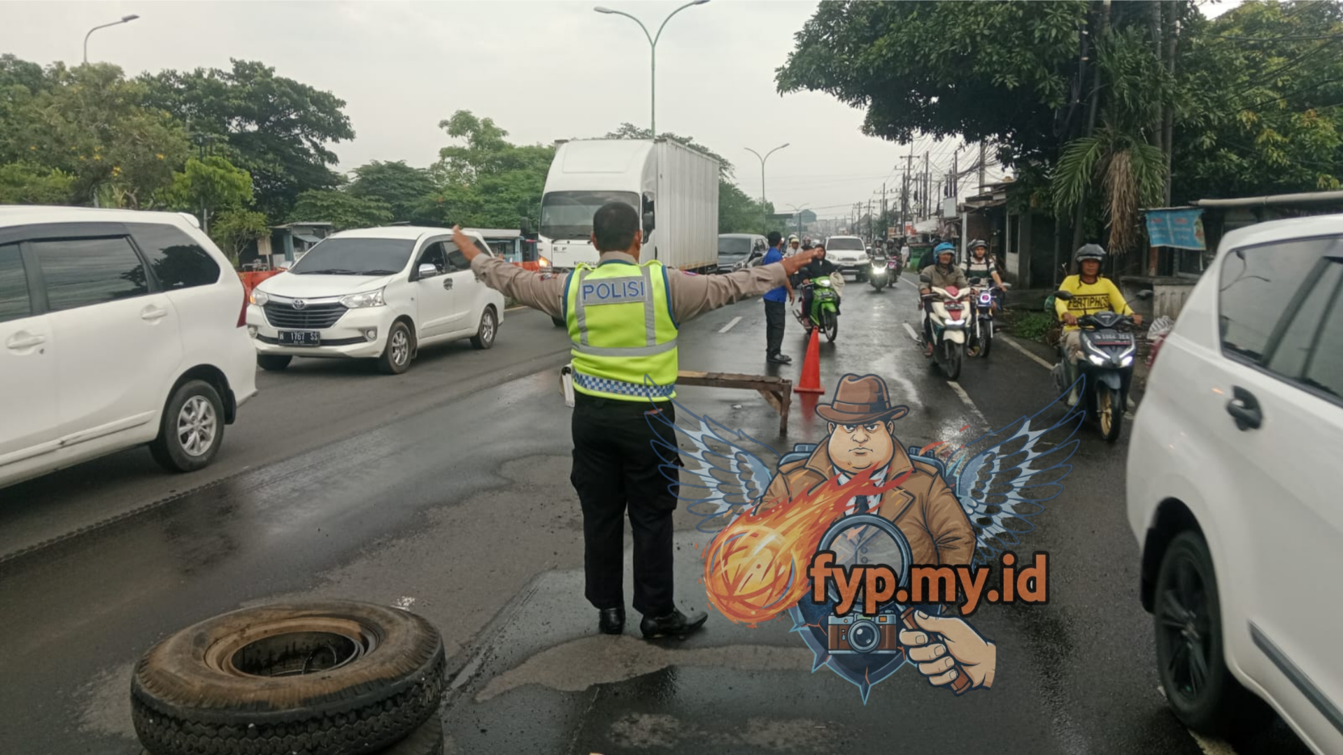 Truk Muatan Koral Patah As di Jalur Purwosari, Satlantas Polres Pasuruan Berlakukan Contraflow