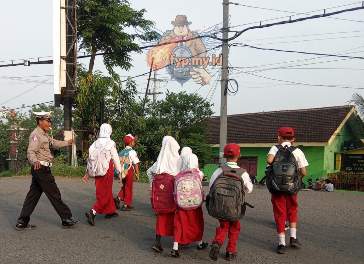 Sosok Pak Yatno dengan Anak Anak SDN Carat
