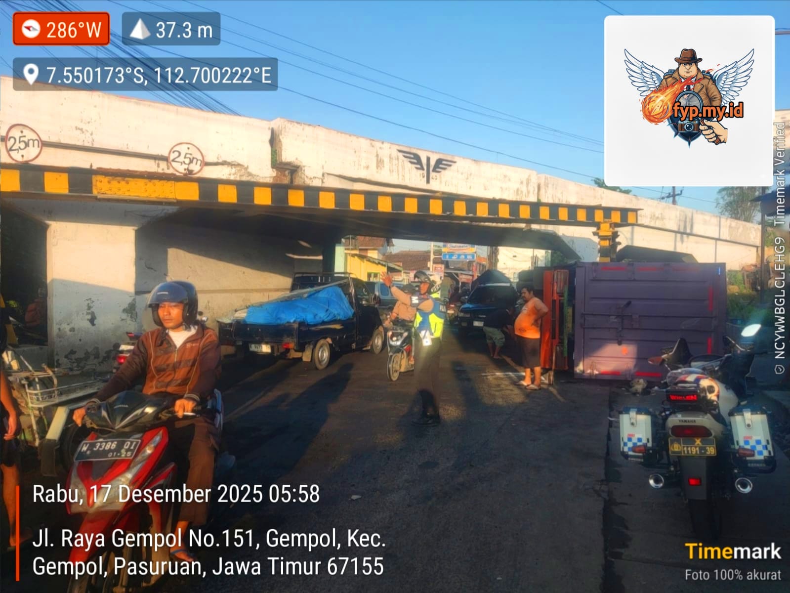 Sopir Kurang Perhitungan, Truk Box Tersangkut danTerguling di Viaduk Gempol Pasuruan