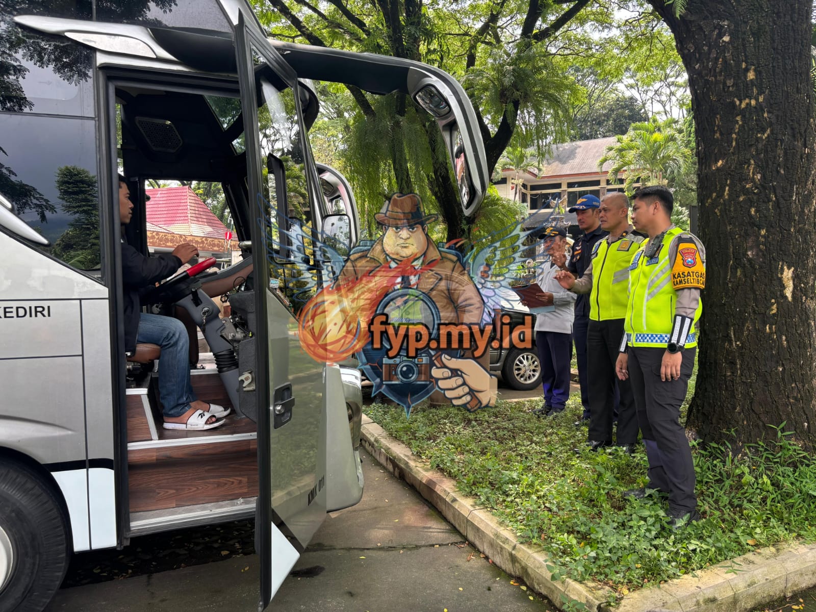 Pastikan Keselamatan Libur Nataru! Satlantas Polres Pasuruan Bersama Tim Gabungan Gelar Ramcheck Bus Wisata di Prigen