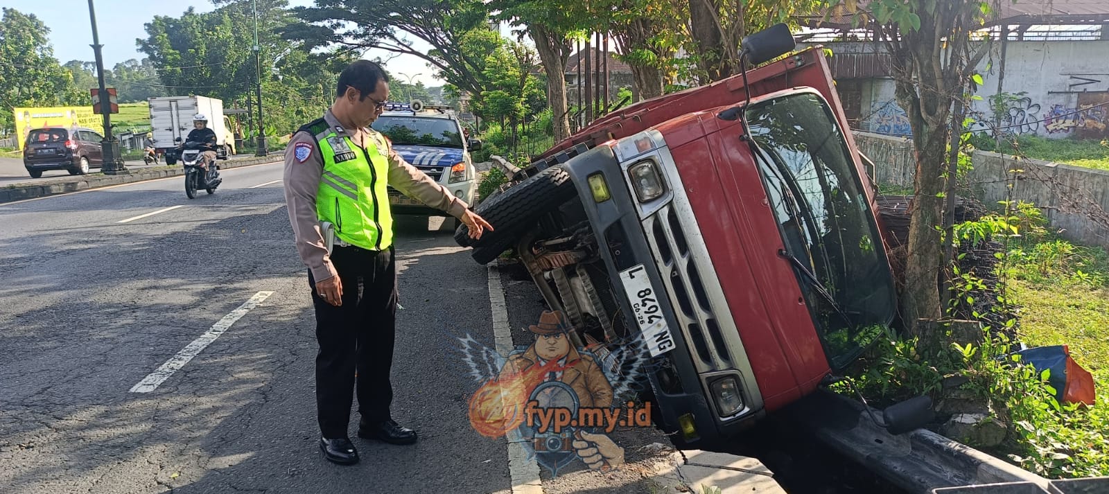 Diduga Sopir Mengantuk, Satlantas Polres Pasuruan Sigap Evakuasi Truk yang Terperosok ke Gorong-Gorong
