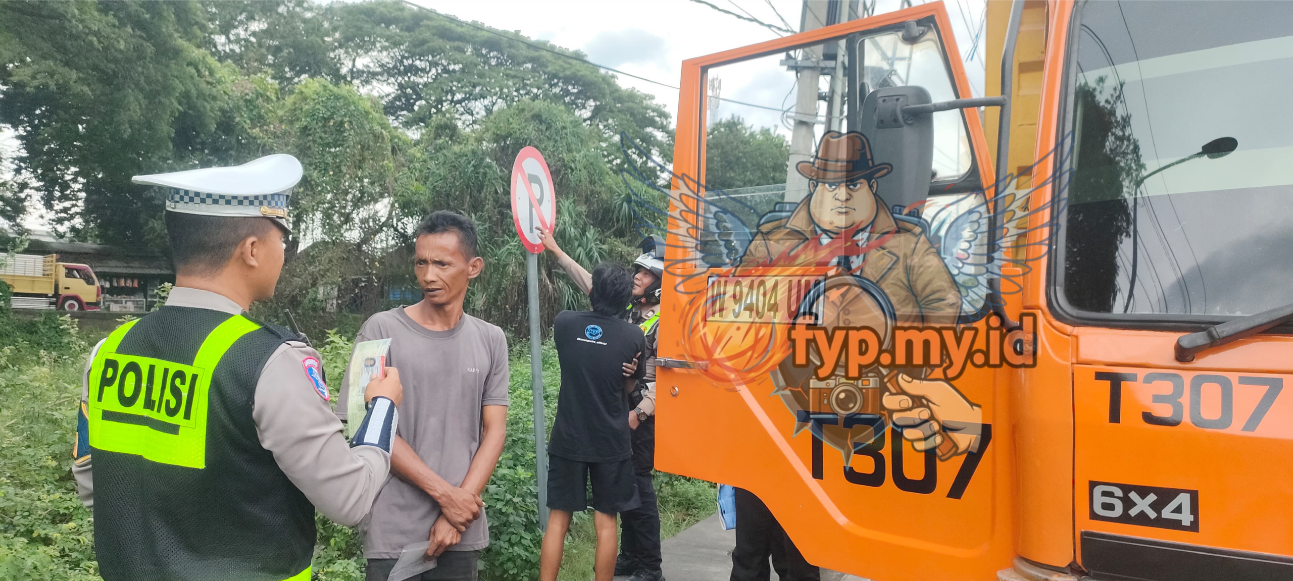 Keluhan Masyarakat Sering Kecelakaan! Satlantas Polres Pasuruan Tindak Tegas Truk yang Parkir Liar di Bundaran Apollo