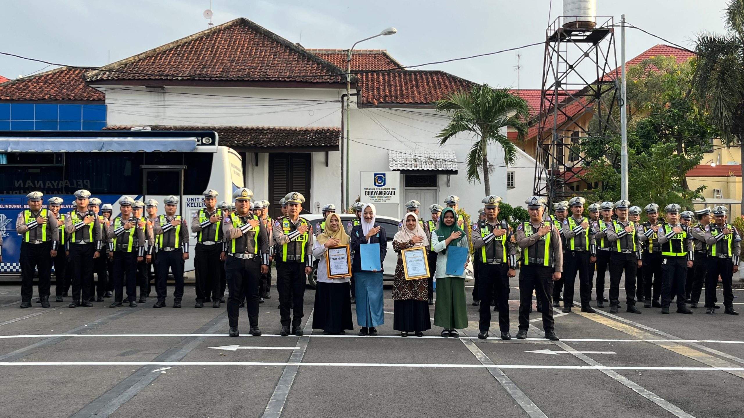 Tingkatkan Kedisiplinan Pelajar, Satlantas Polres Pasuruan Beri Penghargaan Khusus dalam Program ‘Helm On’