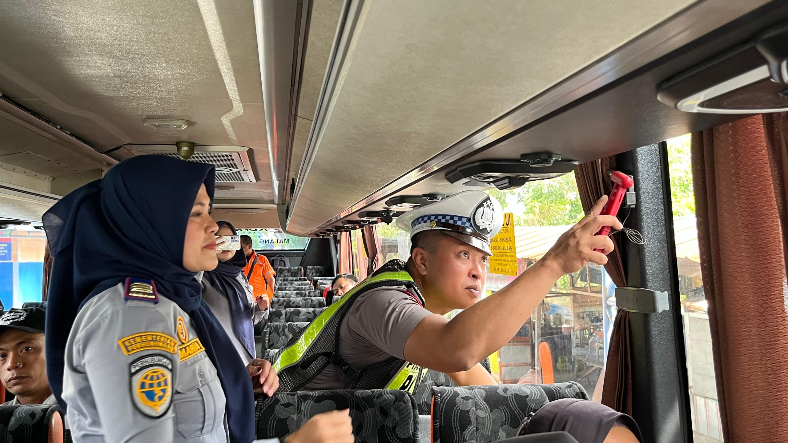 Cegah Kecelakaan, Satlantas Polres Pasuruan Bersama Kepala Terminal Pandaan Gelar Ramcheck Bus di Terminal Pandaan