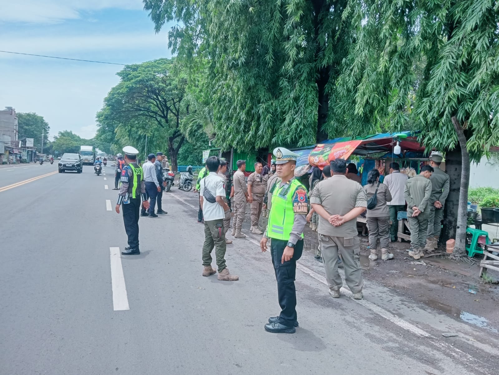 Sering Parkir Dan Berjualan Sembarangan di Circle Gempol, Tiga Pilar Keselamatan Jalan Tertibkan Jalur