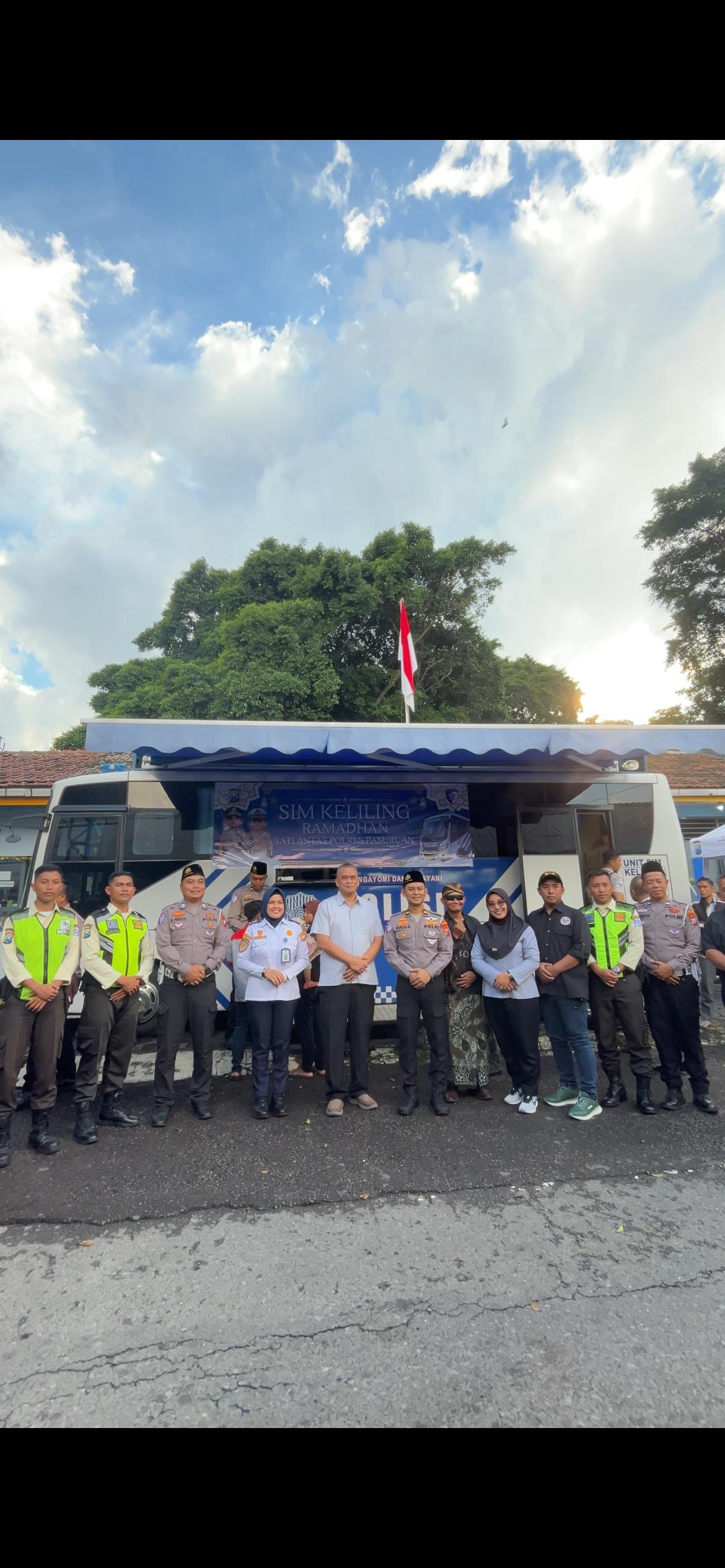 Ngabuburit Bermanfaat: Satlantas Polres Pasuruan Gelar SIM Keliling dan Berbagi Takjil di Terminal Pandaan