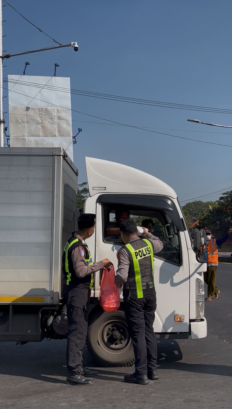 Wujud Kepedulian, Satlantas Polres Pasuruan Gelar ‘Jumat Berkah’ dan Edukasi Sopir Truk di Jalur Pantura
