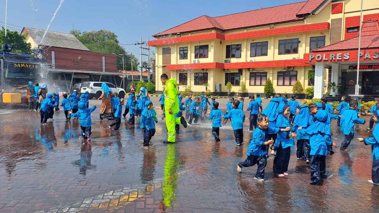 Keseruan “Polisi Sahabat Anak”: Dari Kenal Rambu hingga Mandi Hujan Water Cannon di Polres Pasuruan