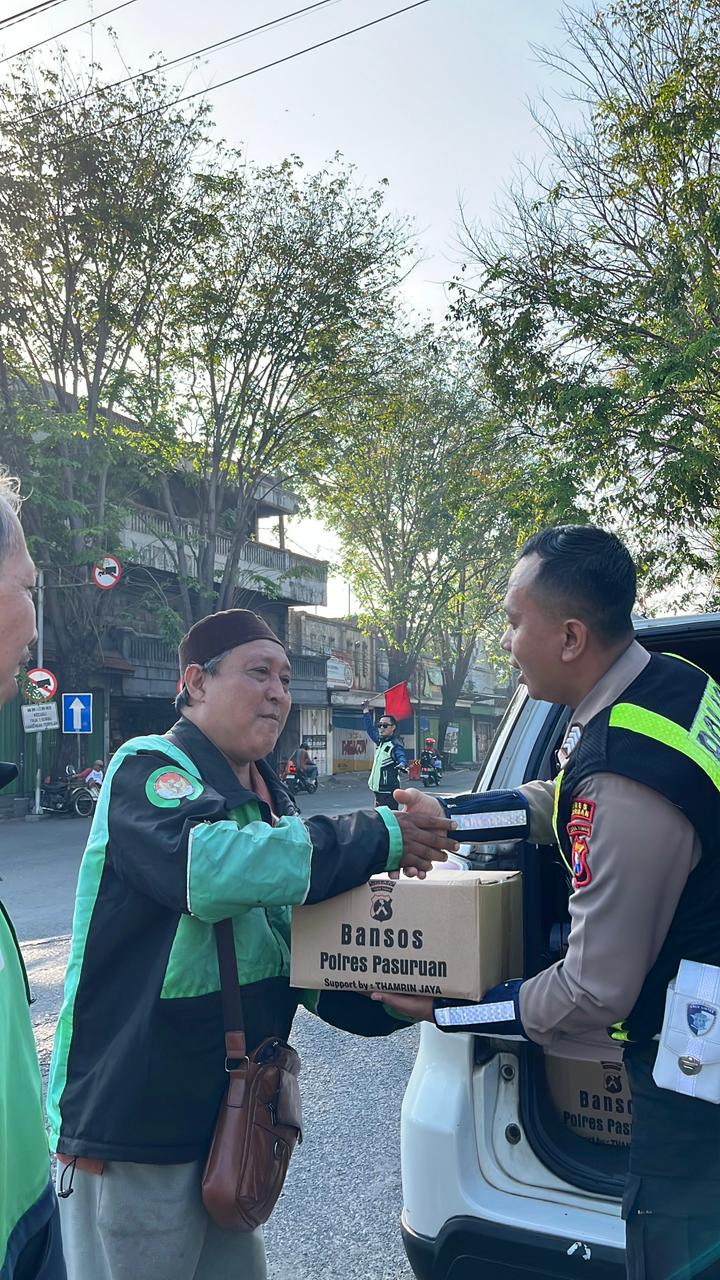 Berbagi Paket Sembako Untuk Pengemudi Ojol Di Hari Bhayangkara Ke 80 Satlantas Polres Pasuruan