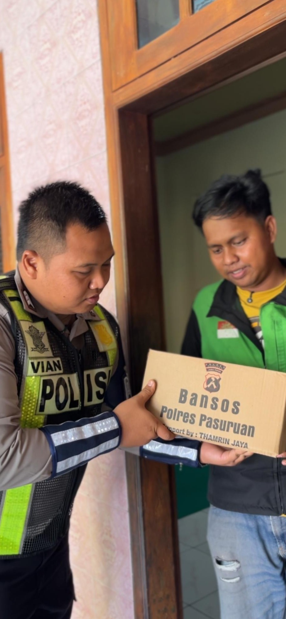 Bagikan Paket Sembako Secara Door To Door Kepada Pengemudi Ojek Online Di Hari Bhayangkara Ke 80 Satlantas Polres Pasuruan