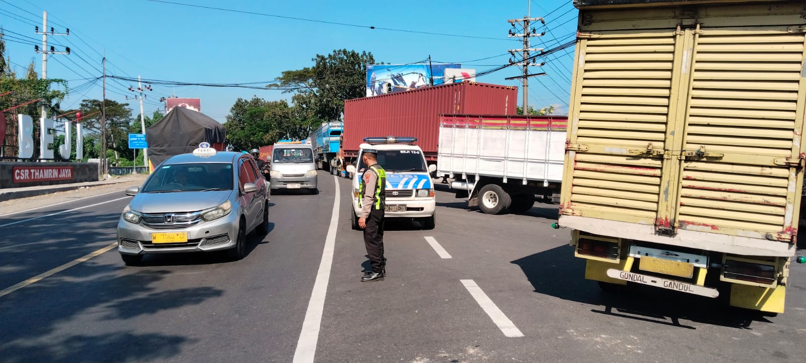 Satlantas Polres Pasuruan Terjunkan Langsung Personil Untuk Melaksanakan Pengamanan Terkait Antrean Kendaraan Di SPBU Cangkringmalang Beji