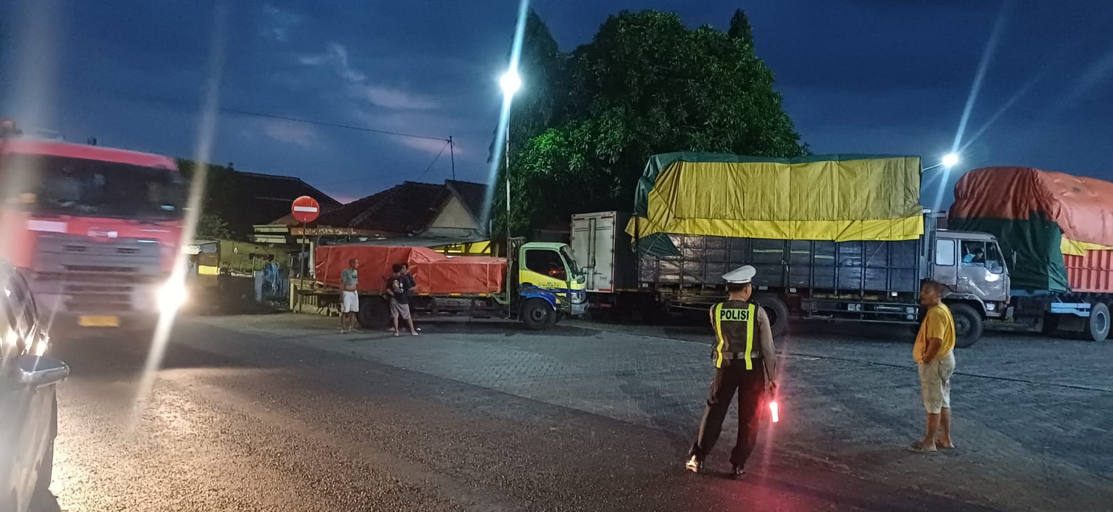 Antisipasi Antrian Kendaraan Mengular Ke Jalan, Satlantas Polres Pasuruan Siagakan Personil Di SPBU Pandelegan Raci