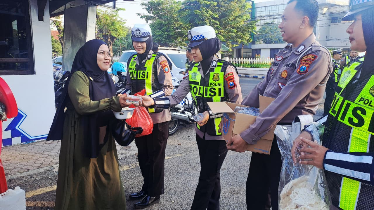 Polwan Satlantas Polres Pasuruan Bagikan Soto Gratis Untuk Masyarakat